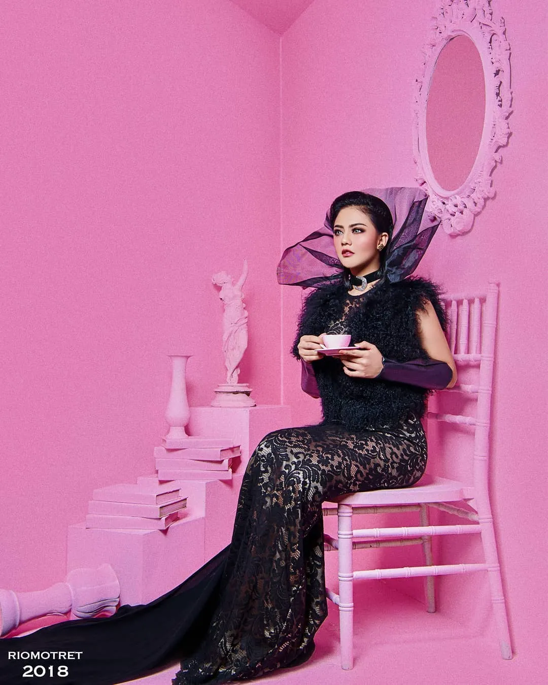 Jenita tampil bak 'evil queen' dengan busana serba hitam. Credit: via instagram.com/riomotret