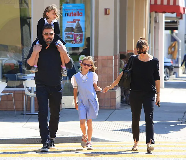 Apakah ini pertanda jika hubungan mereka baik-baik saja? @ dailymail.co.uk