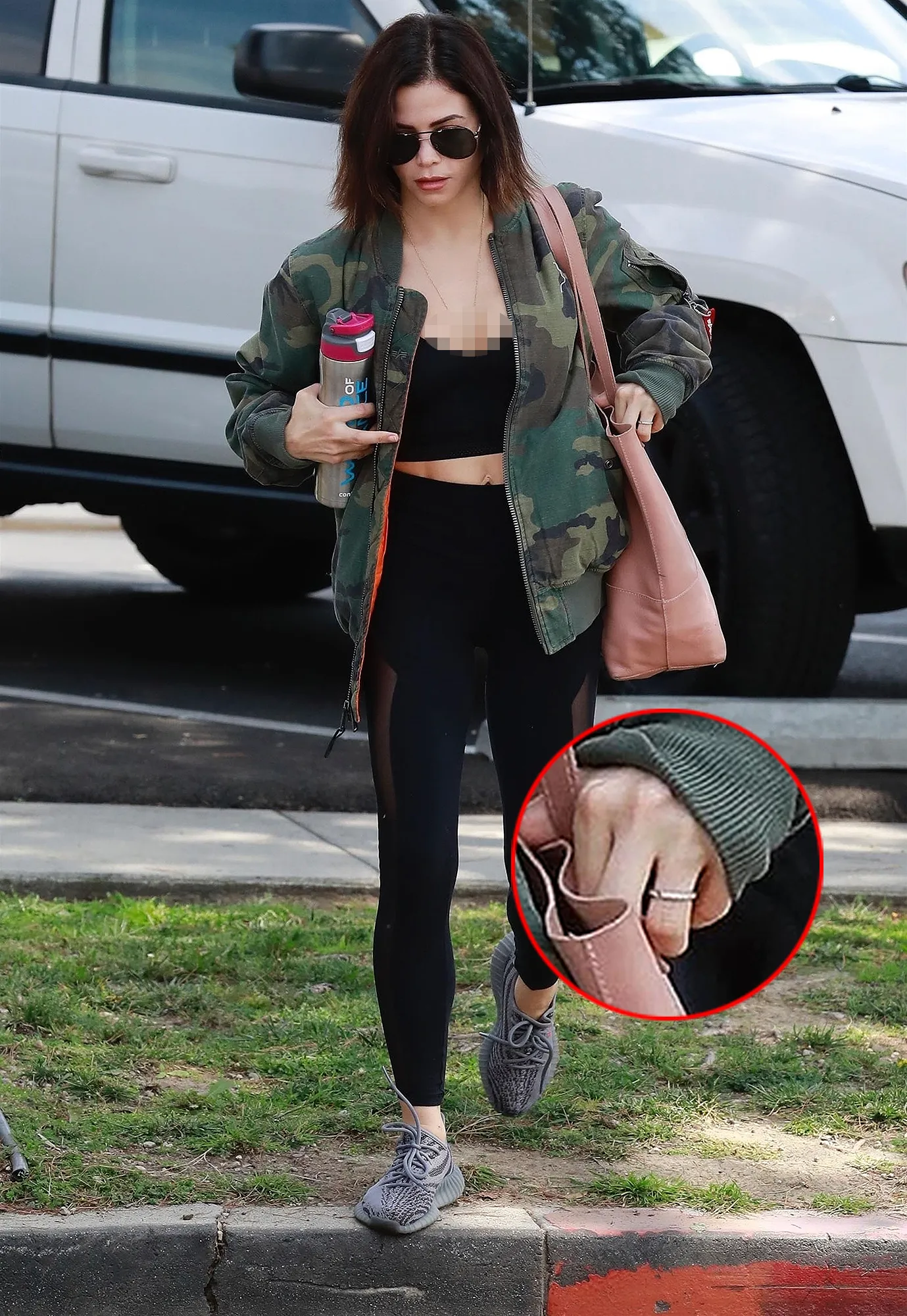 Jenna masih pakai cincin kawin beberapa jam sebelum umumkan perceraian © BACKGRID via People