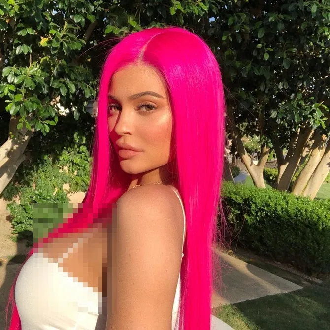 Kylie Jenner memakai wig pink stabilo (credit : instagram.com/kyliejenner)