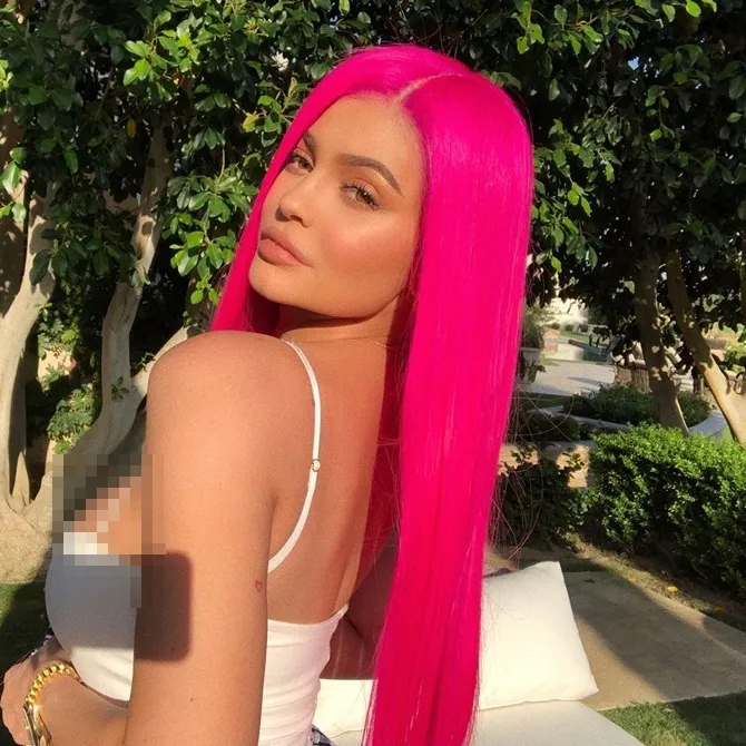 Kylie Jenner memakai wig pink stabilo (credit : instagram.com/kyliejenner)