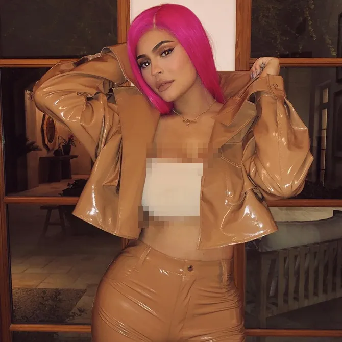 Kylie Jenner memakai wig pink stabilo (credit : instagram.com/kyliejenner)