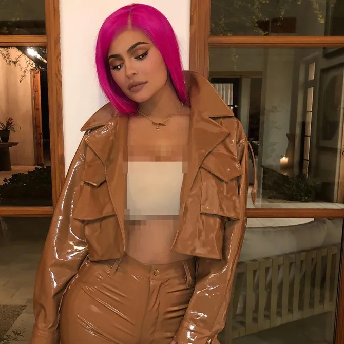 Kylie Jenner memakai wig pink stabilo (credit : instagram.com/kyliejenner)