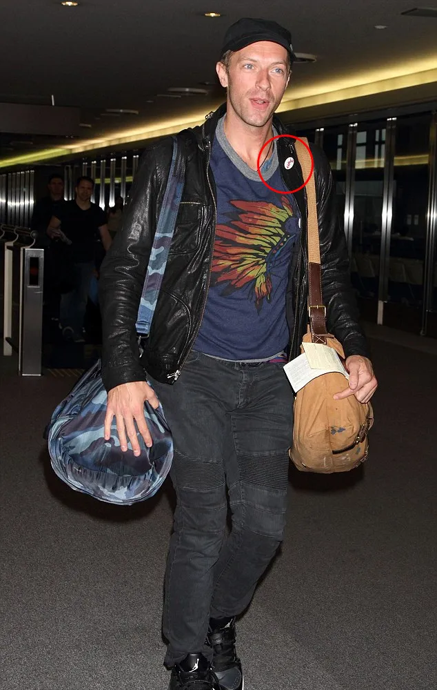 Chris Martin dan pin kesayangan @ istimewa