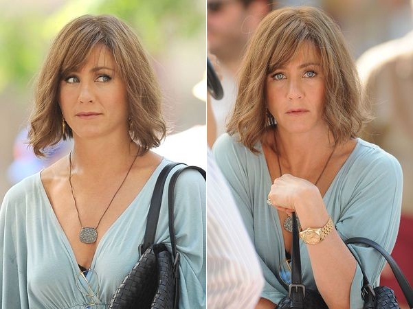 Jennifer Aniston Kenakan Wig Bob  di Lokasi Syuting 