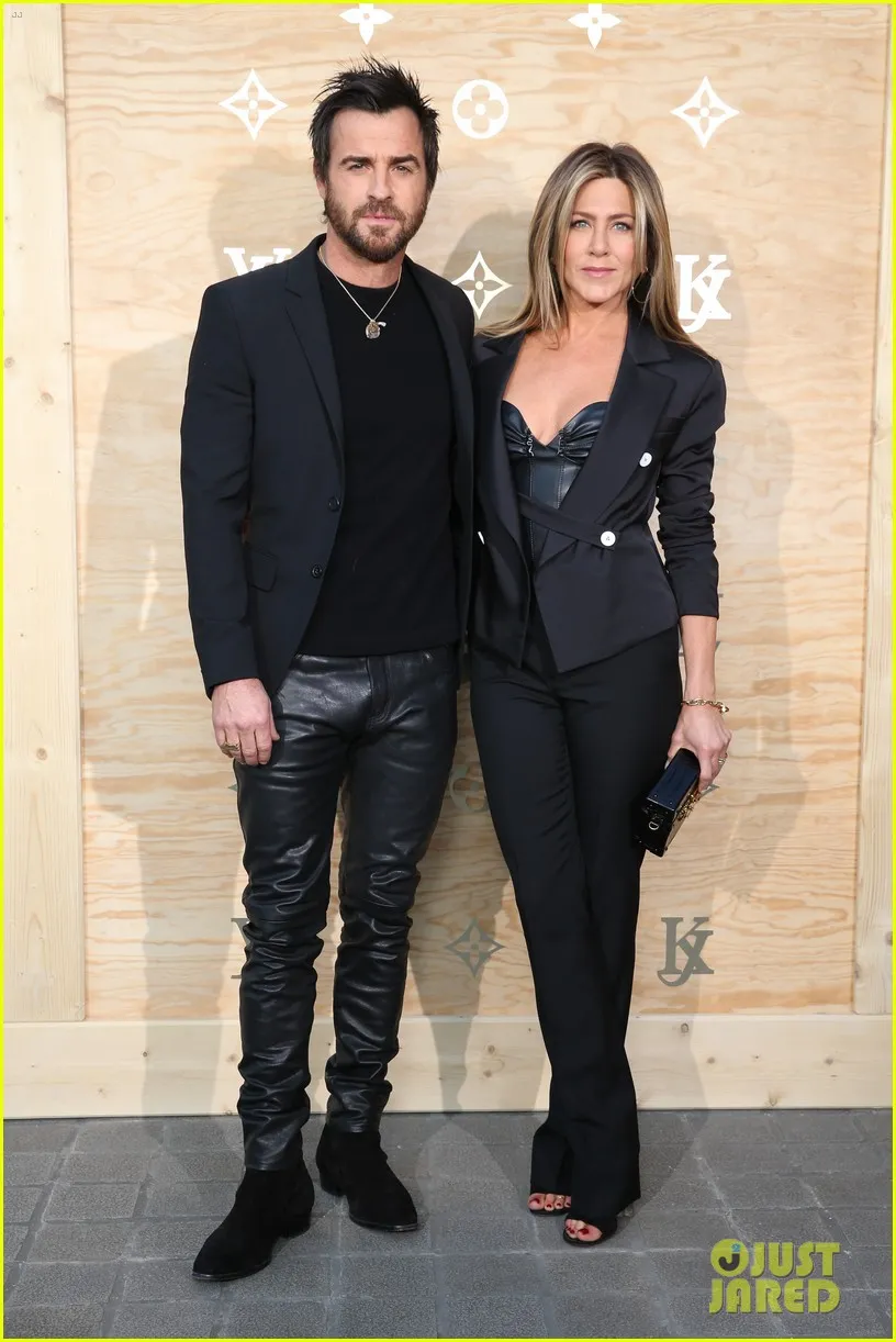 Jennifer Aniston dan Justin Theroux tampil match © Just Jared