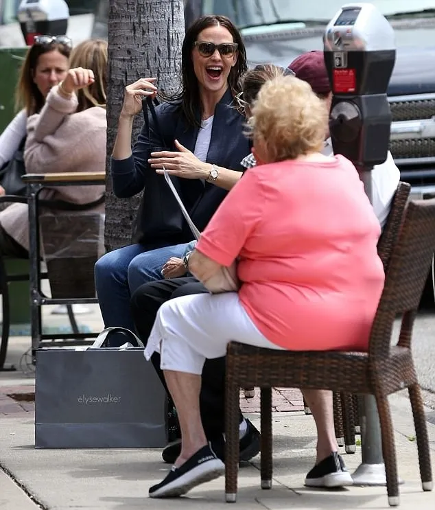 Keesokan harinya, Jennifer lunch bareng teman-temannya © via dailymail.co.uk