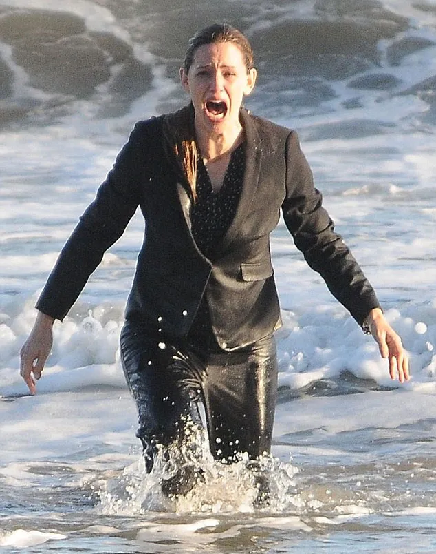 Jennifer Garner menagis di pantai © Dailymail.co.uk/Fameflynet