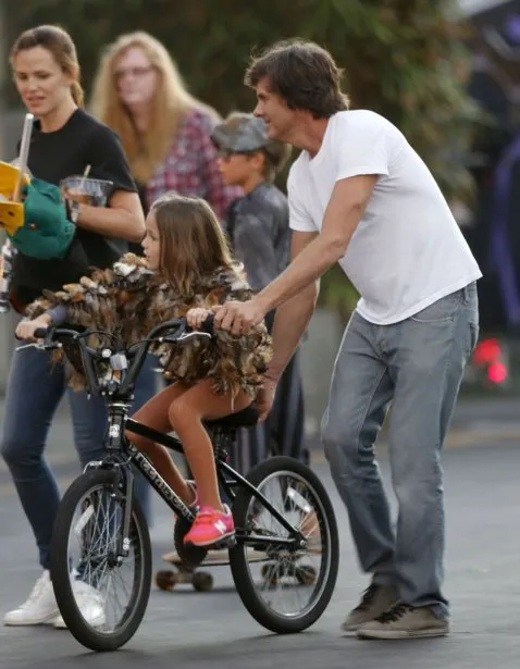 Jennifer Garner ketahuan menghabiskan waktu bersama dengan pria misterius © Fameflynet