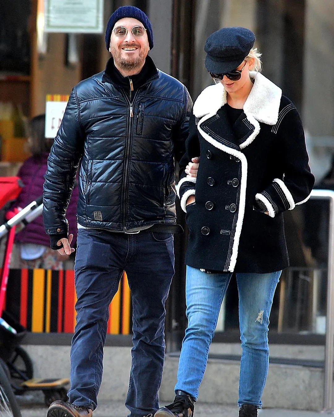 Jennifer Lawrence dan Darren Aronofsky tertangkap kamera tengah melenggang bersama di jalanan kota New York © instagram.com/jennifer_updates23