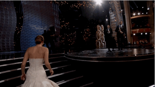 JLaw saat jatuh di panggung Oscar 2013/©mtv.com