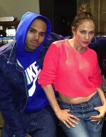 Chris Brown dan Jennifer Lopez ketika berada di studio