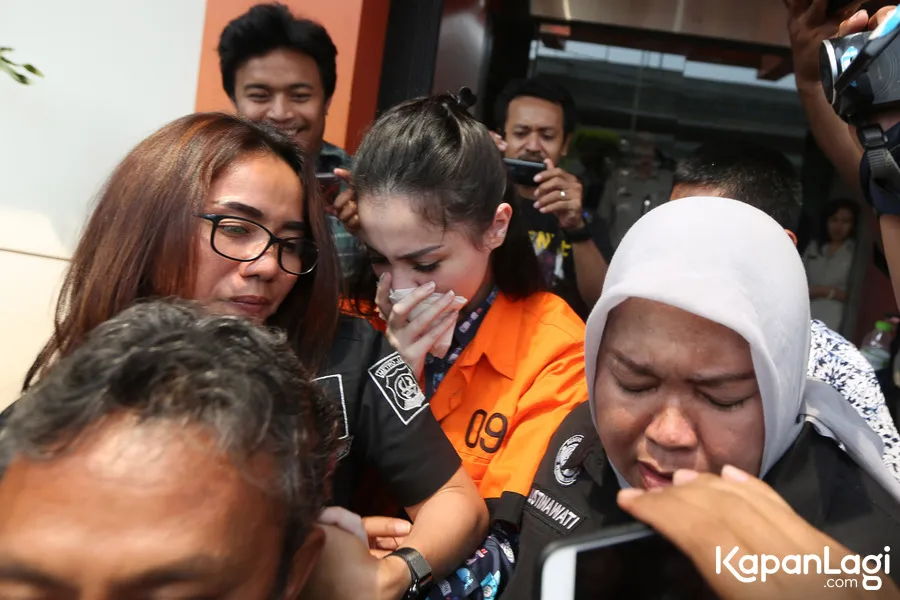 Ibu Jennifer Dunn sempat pingsan ketika rumahnya digerebek Polisi dan sang anak ditahan. Cr: KapanLagi.com/Budy Santoso