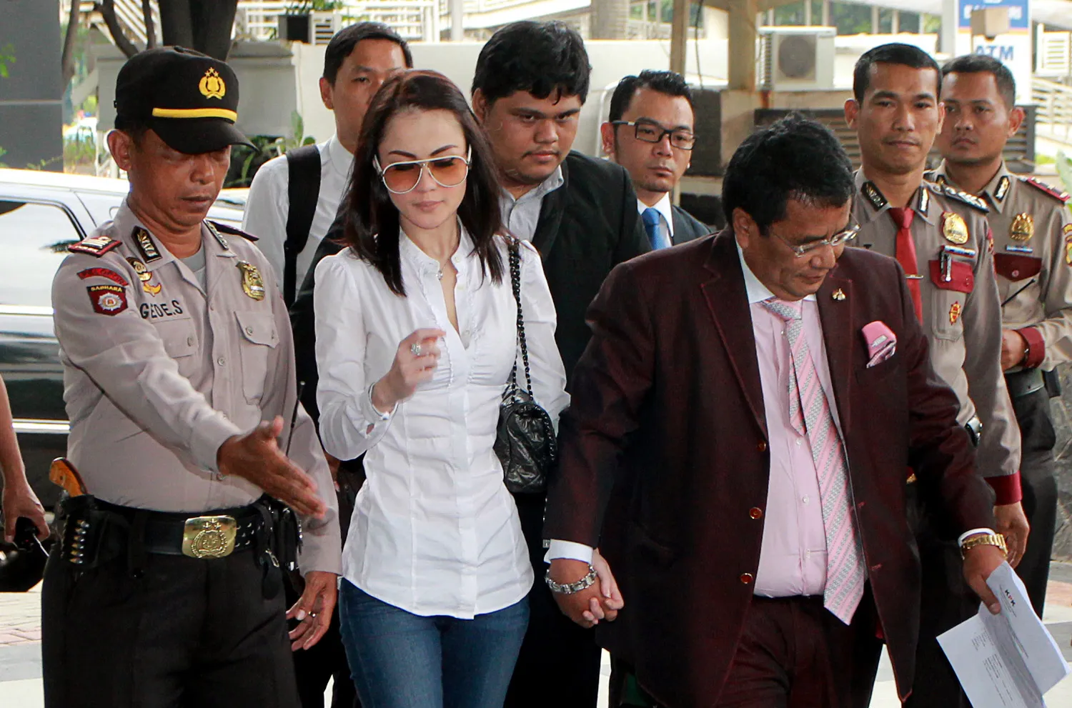 Jennifer Dunn (Baju Putih) © KapanLagi.com