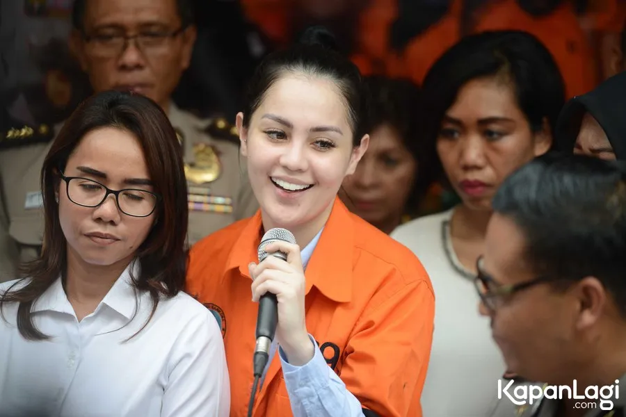 Jennifer Dunn ditahan dengan rompi nomor 7. cr: KapanLagi.com/Bayu Herdianto