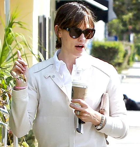 Jennifer Garner, Cantik Meski Tanpa Makeup @ dailymail.co.uk