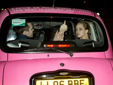 Kesal, Jennifer Lawrence Mengacungkan Jari Tengahnya @ eonline.com