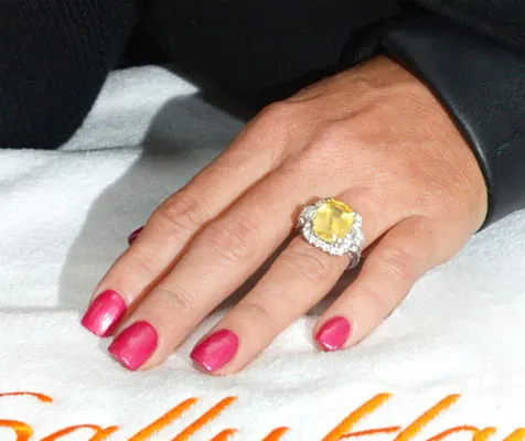 Cincin Tunangan Jenny McCarthy dan Donnie Wahlberg @ eonline.com