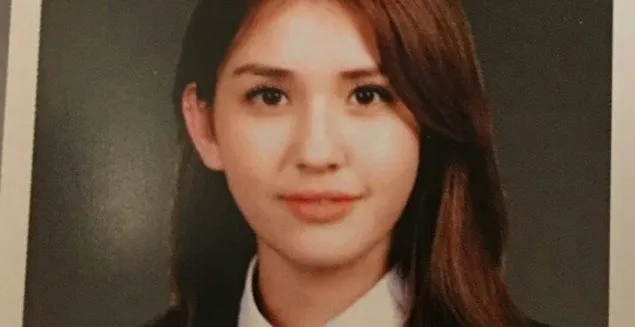 Di buku kelulusan. Somi mempesona © via allkpop.com