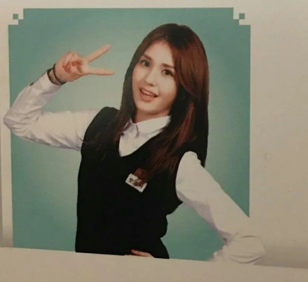Gaya cute Somi yang mencuri perhatian © via allkpop.com