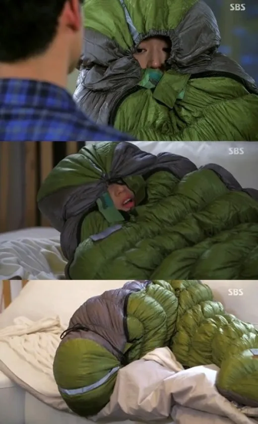 Jun Ji Hyun saat tak bisa keluar dari sleeping bag @soompi.com