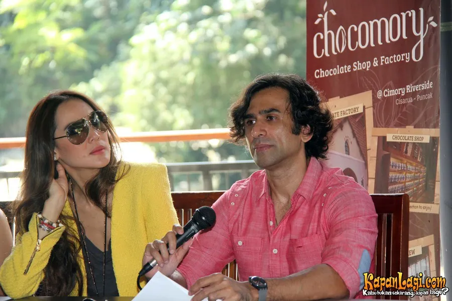 Jeremy Thomas dan Ina merayakan valentine dengan coklat buatan sendiri.