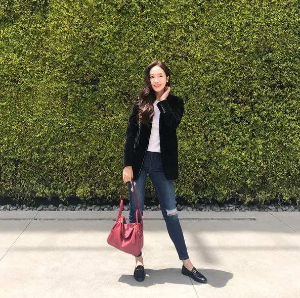 Jessica Jung juga dikenal sebagai bintang Korea Selatan yang selalu tampil dengan gaya yang stylish dan fashionable. /©instagram.com/jessica.syj