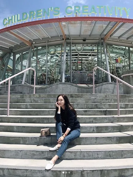 Simple namun tetap chic, ini merupakan sebuah ciri khas dari penampilan Jessica Jung. /©instagram.com/jessica.syj