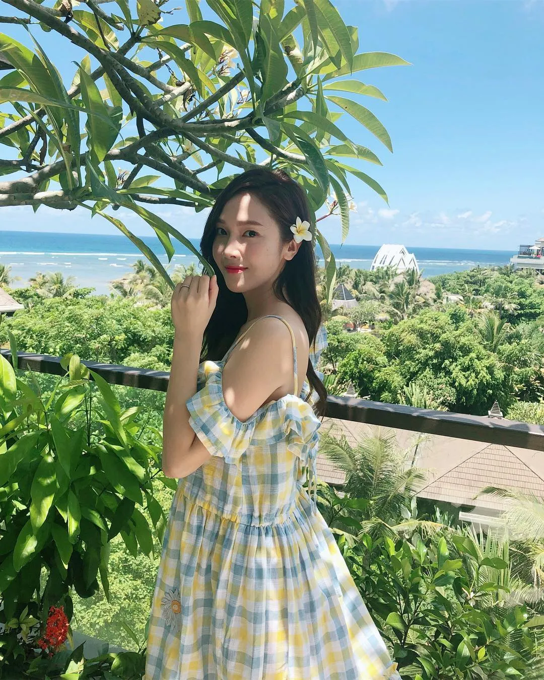 Pose cantik Jessica dengan bunga menghiasi rambut panjangnya. Credit: via instagram.com/jessica.syj