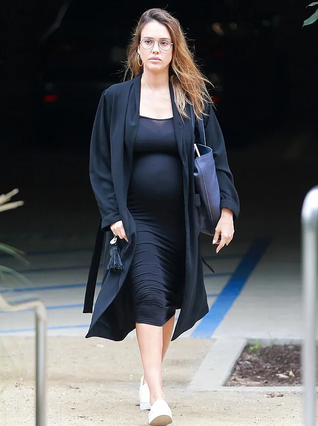 Jessica Alba tetap cantik meski perutnya makin buncit © dailymail.co.uk