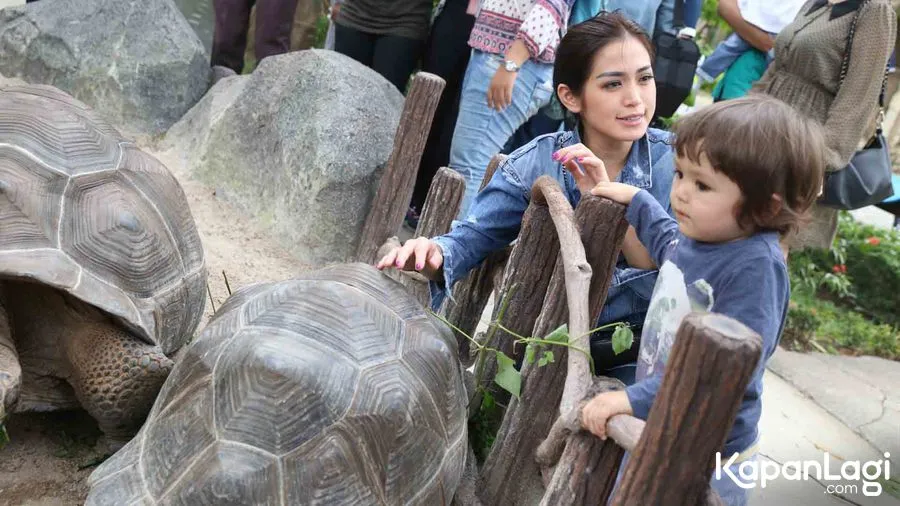 Jessica Iskandar ajarkan El untuk menyayangi binatang © KapanLagi.com®/Bayu Herdianto