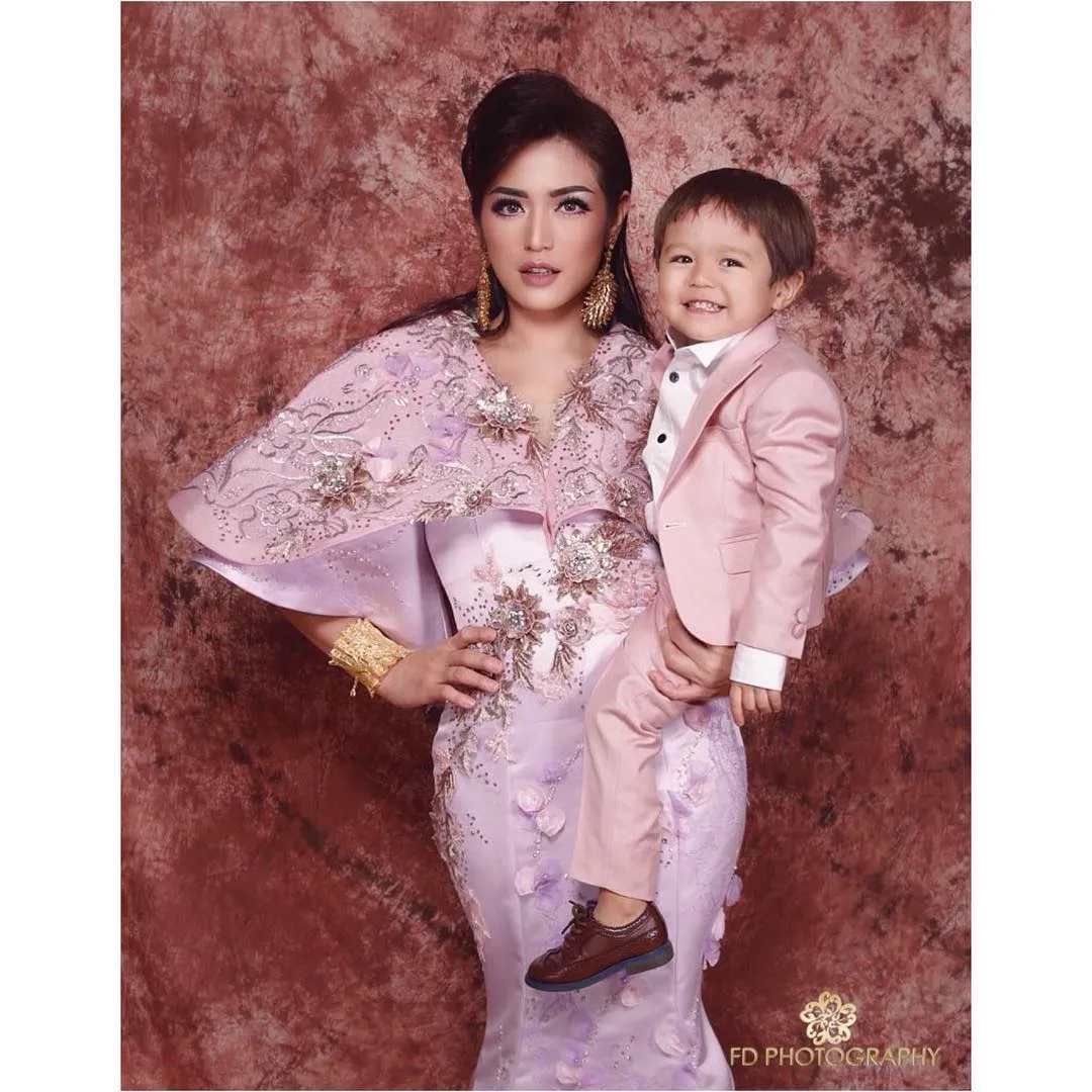 Untuk mengatasi anak yang rewel, Jessica Iskandar selalu memberi pengertian pada El sambil mengajaknya bermain © instagram.com/inijedar