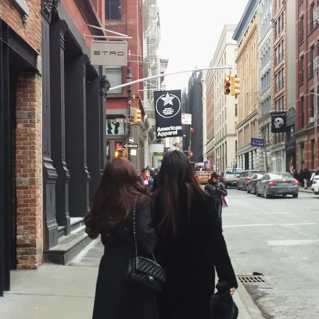Jessica dan Krystal yang sedang berjalan-jalan di New Yor. @jessica.sjy Instagram