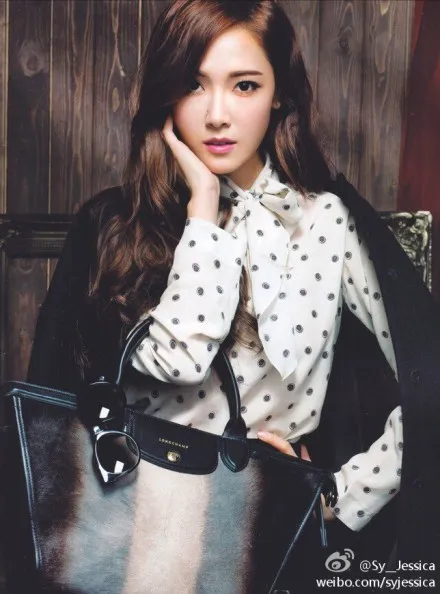 Pose Jessica dengan kaca mata BLANC. / weibo.com