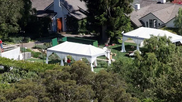 Pesta di rumah Jessica @ dailymail.co.uk