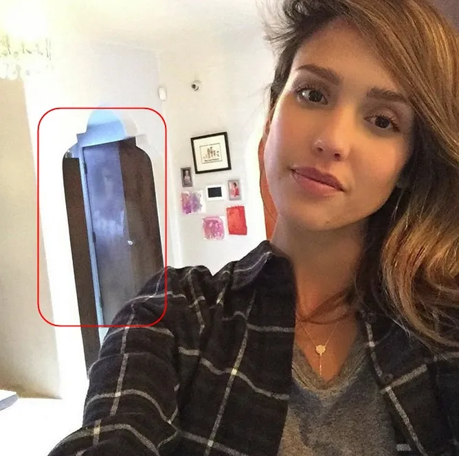 Apakah itu benar penampakan? © instagram.com/jessicaalba