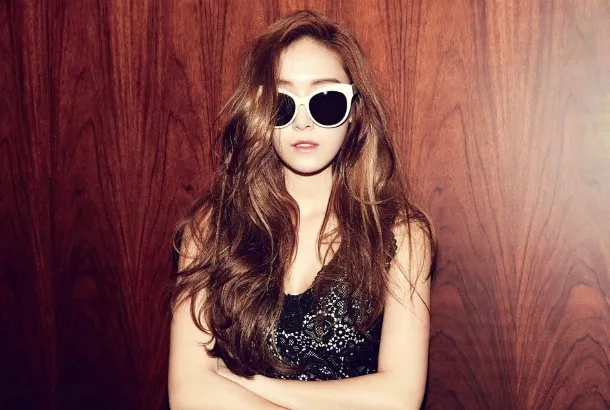 Jessica memakai salah satu kacamata hasil desainnya sendiri © BLANC & ECLARE
