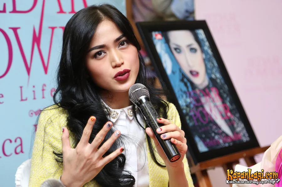 Tulisan Jedar buat Ayu Ting Ting nangis. ©KapanLagi.com®/Agus Apriyanto
