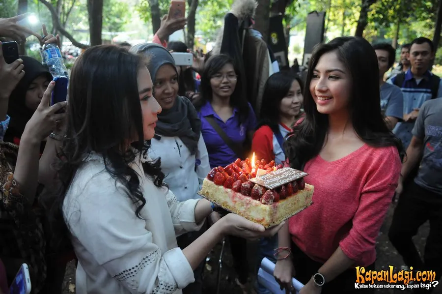 Di ulang tahunnya yang ke-23, Jessica Mila telah mewujudkan impian punya rumah baru dan ia bahagia karena dikelilingi orang-orang yang selalu memberikan dukungan. ©KapanLagi.com®/Bayu Herdianto