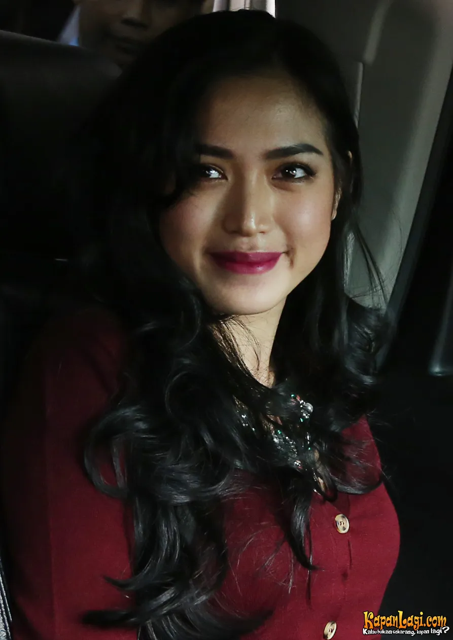 Jessica Iskandar curhat lewat buku. ©Foto: Agus Apriyanto