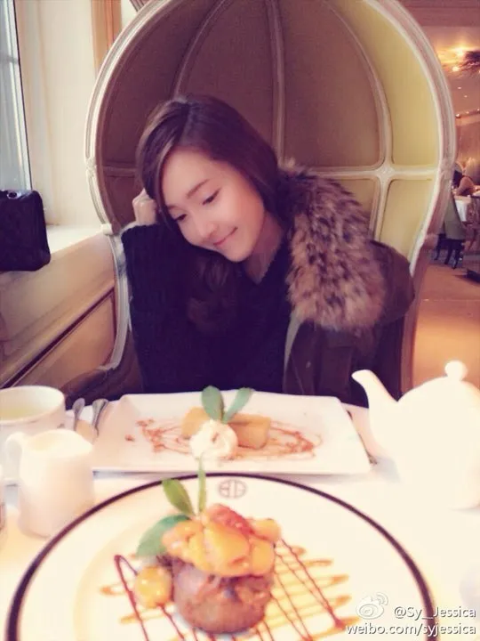 Jessica menikmati teh di siang hari. ©soompi.com