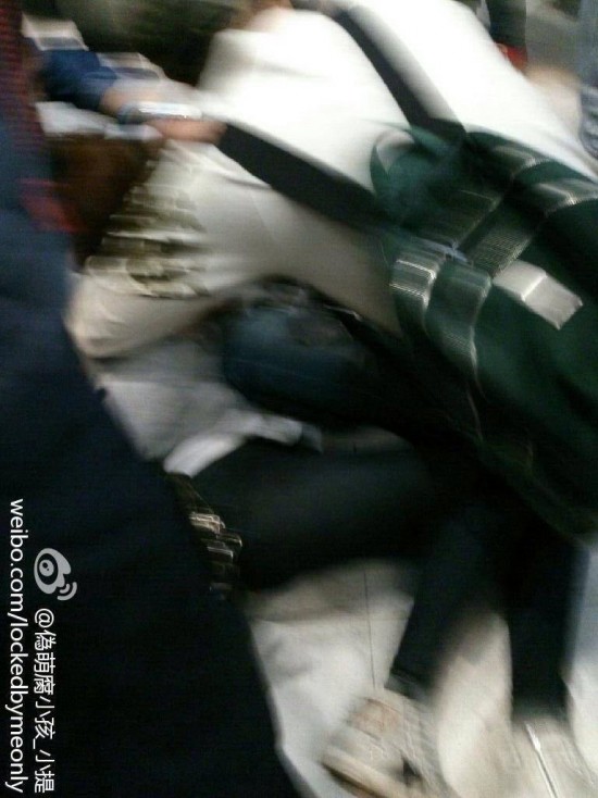 Jessica terjatuh ke lantai. ©allkpop.com