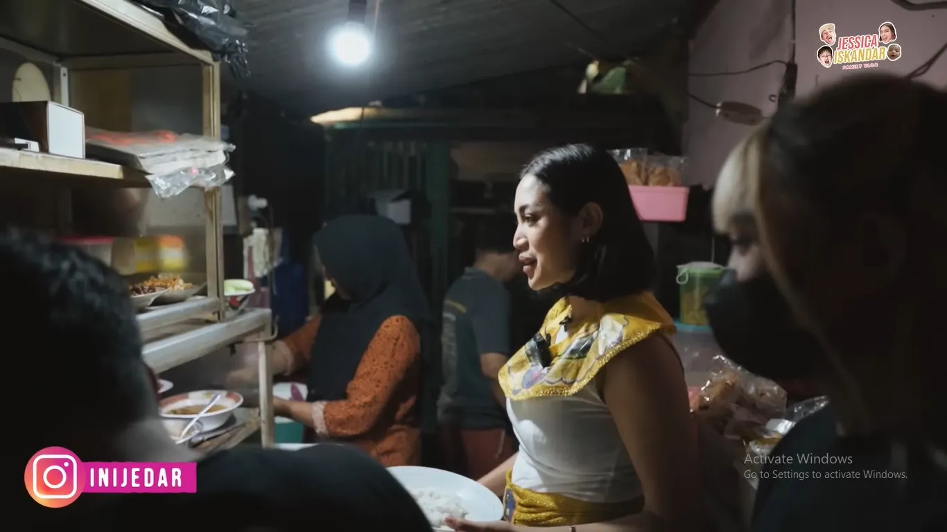 Jessica Iskandar Makan di Warteg (Credit: Youtube/Jessica iskandar)