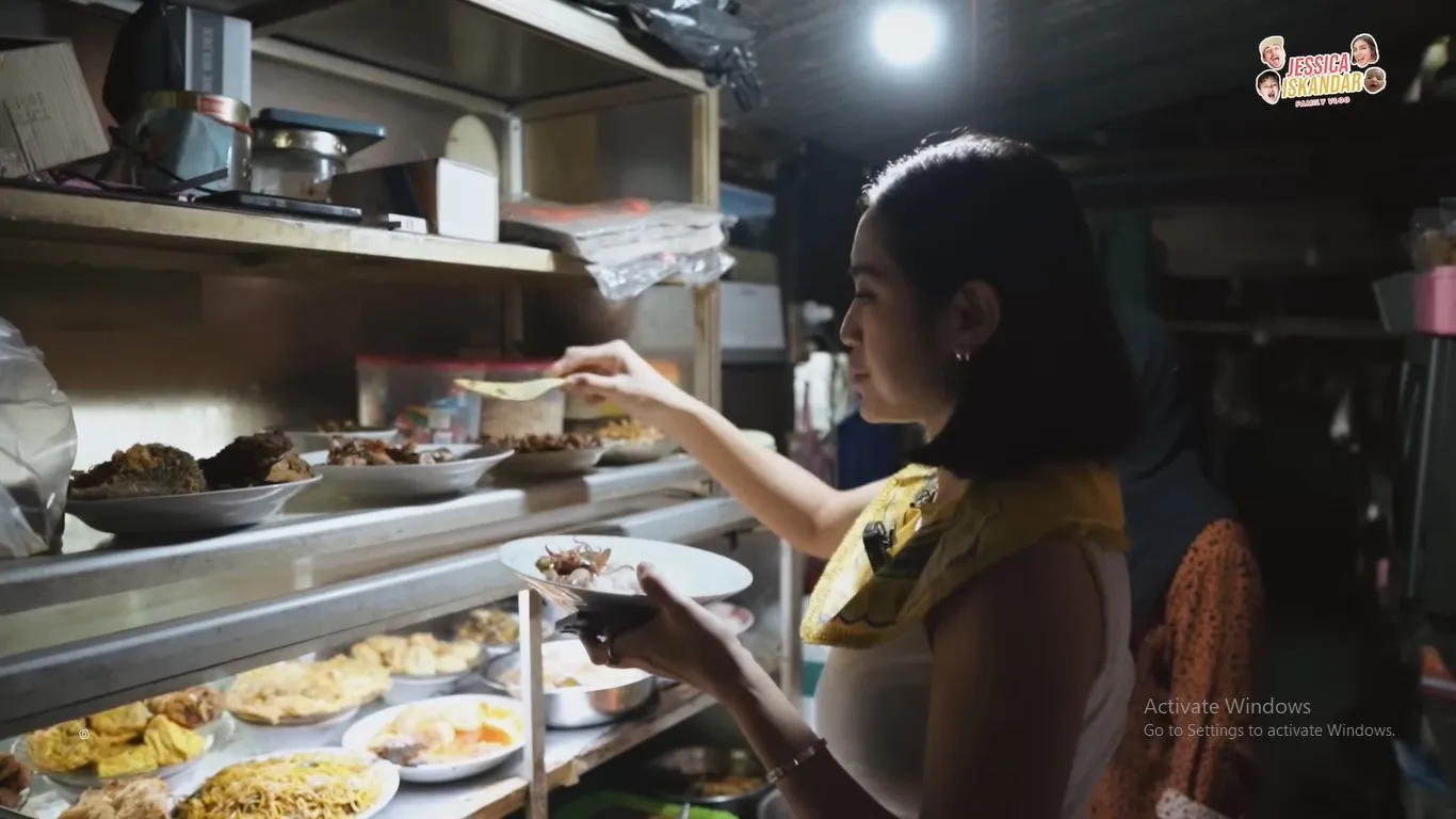 Jessica Iskandar Makan di Warteg (Credit: Youtube/Jessica iskandar)