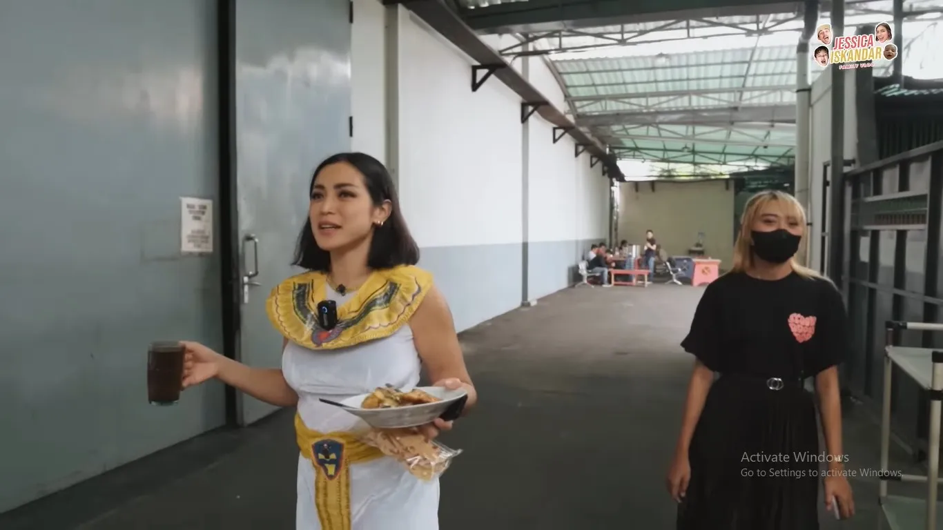 Jessica Iskandar Makan di Warteg (Credit: Youtube/Jessica iskandar)