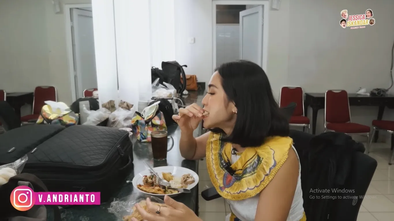 Jessica Iskandar Makan (Credit: Youtube/Jessica iskandar)