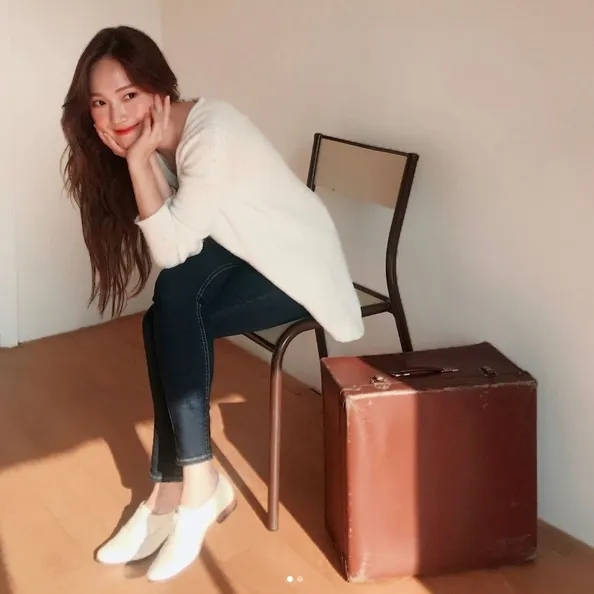 Gaya kasual khas Jessica Jung yang tampak stylish dan klasik. /©instagram.com/jessica.syj