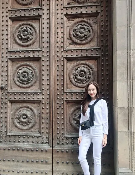 Selama liburan di Italia, Jessica Jung nampak stylish dan mempesona dengan busana-busana yang ia kenakan. /©instagram.com/jessica.syj