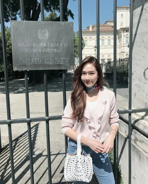 Jessica Jung juga memiliki sebuah bisnis fashion yang ia beri nama BLANC & ECLARE. /©instagram.com/jessica.syj