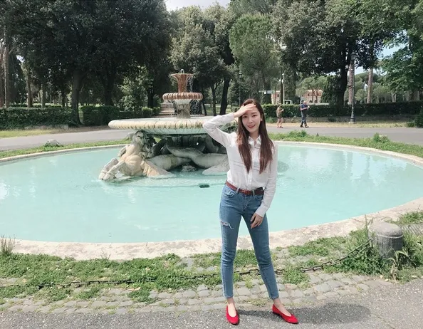 Tawa ceria menemani momen-momen Jessica Jung saat nikmati liburan di Italia. She looks so pretty! /©instagram.com/jessica.syj